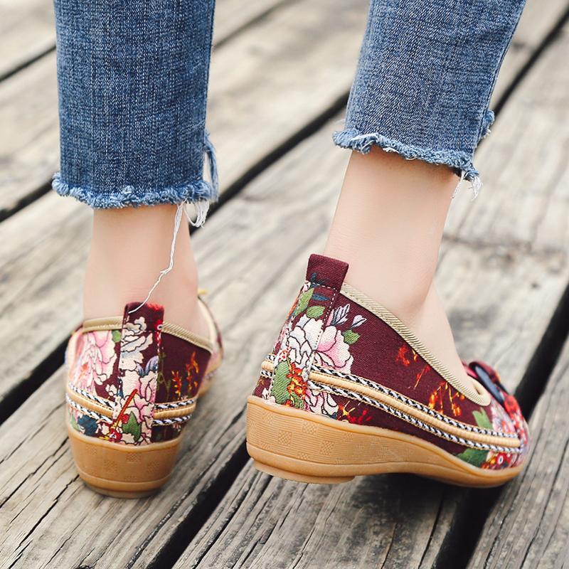Vintage Women Flats Shoes Ladies Round Toe Slip-On Flat with Shallow Mouth Shoe Ethnic Soft Sole Embroidery Loafer