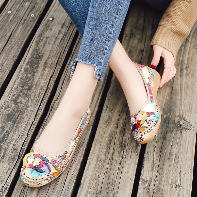 Vintage Women Flats Shoes Ladies Round Toe Slip-On Flat with Shallow Mouth Shoe Ethnic Soft Sole Embroidery Loafer